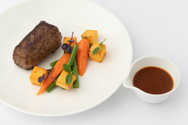 Pan-seared beef tenderloin - Baby carrots, French beans Potatoes, pink peppercorn jus